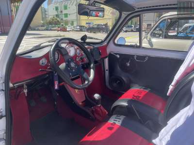 Mentre gli interni sono stati rivisitati con uno stile racing in rosso e nero che le danno l'aria di una piccola auto da corsa 
